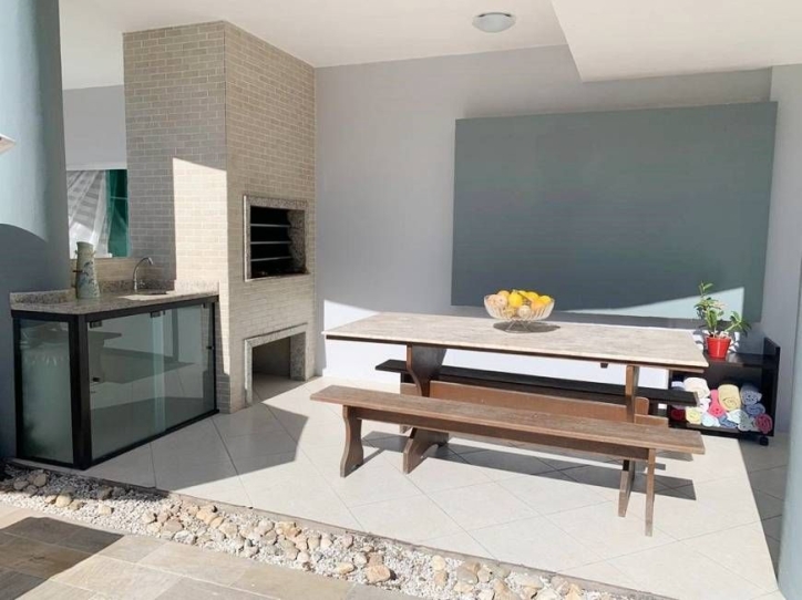 Casa para alugar com 6 quartos, 323m² - Foto 3