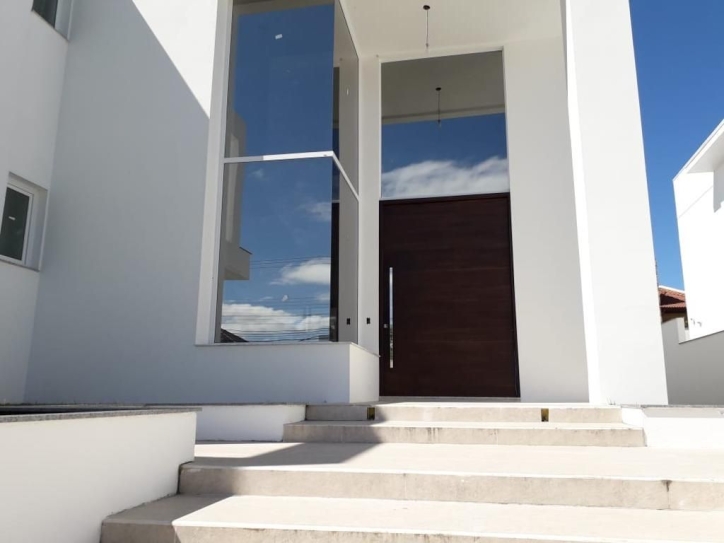 Casa à venda com 4 quartos, 570m² - Foto 1