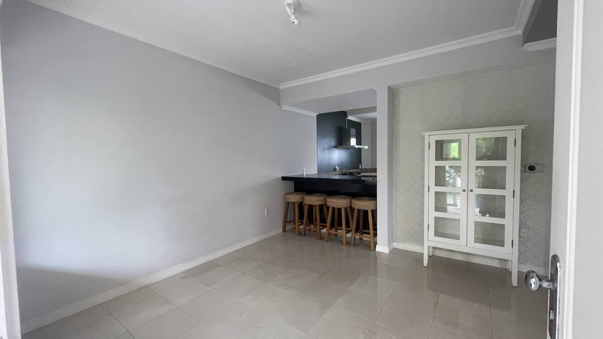 Casa à venda com 3 quartos, 220m² - Foto 2