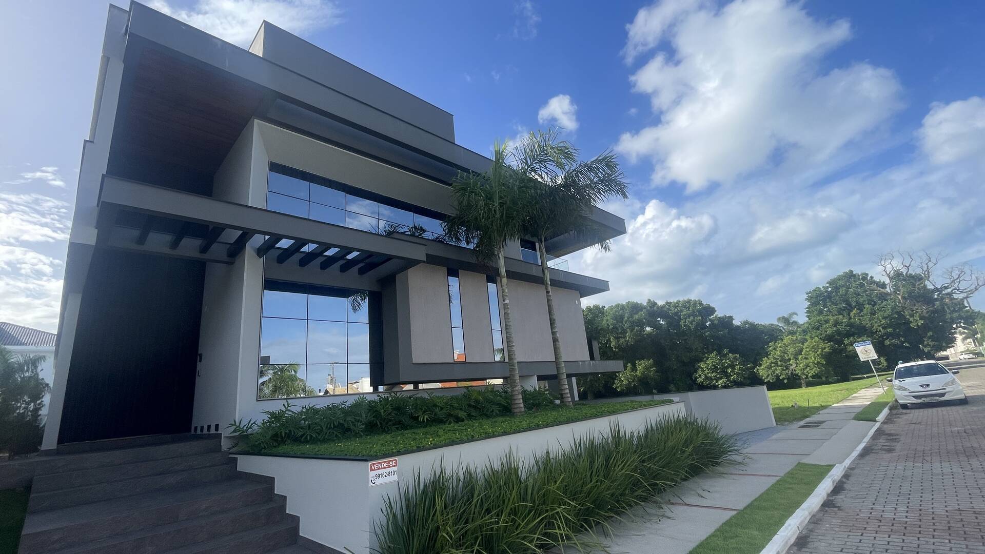 Casa à venda com 6 quartos, 1000m² - Foto 1