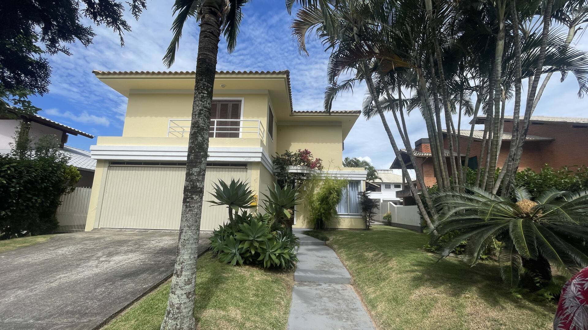 Casa para alugar com 4 quartos, 290m² - Foto 1