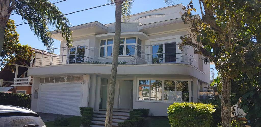 Casa para alugar com 4 quartos, 280m² - Foto 1