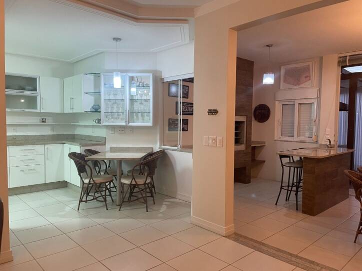 Casa para alugar com 4 quartos, 258m² - Foto 1
