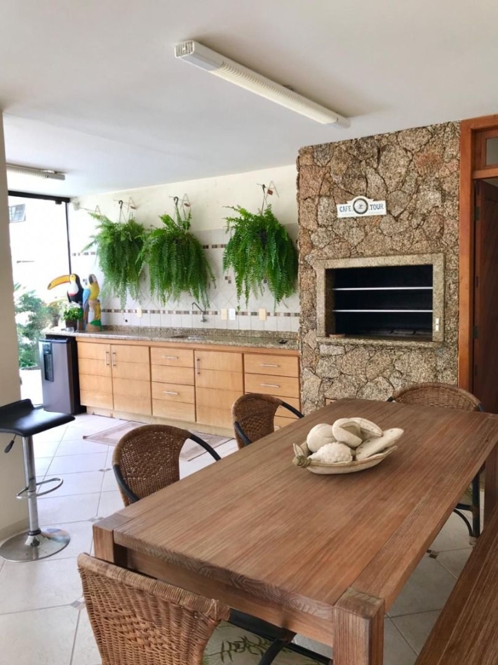 Casa para alugar com 4 quartos, 290m² - Foto 1