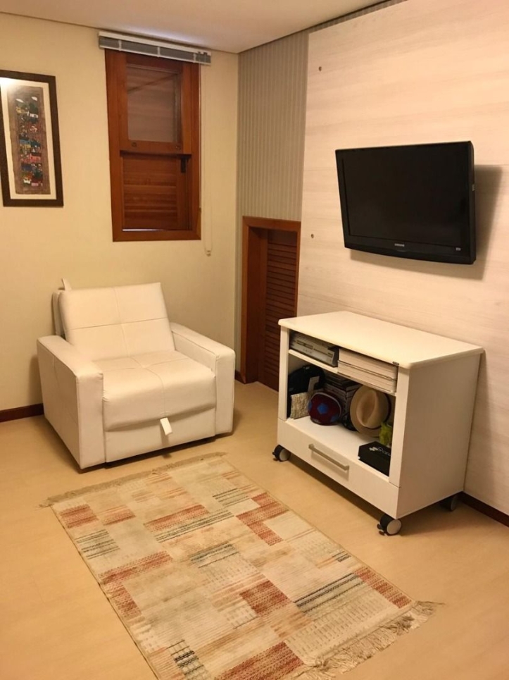 Casa para alugar com 4 quartos, 290m² - Foto 3